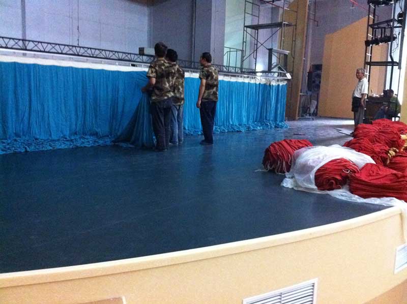 選擇塑膠地板應(yīng)該注意些什么呢？