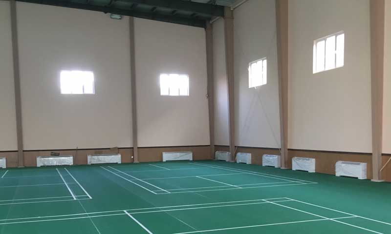 一片室內(nèi)羽毛球場(chǎng)地鋪地膠多少錢(qián)？